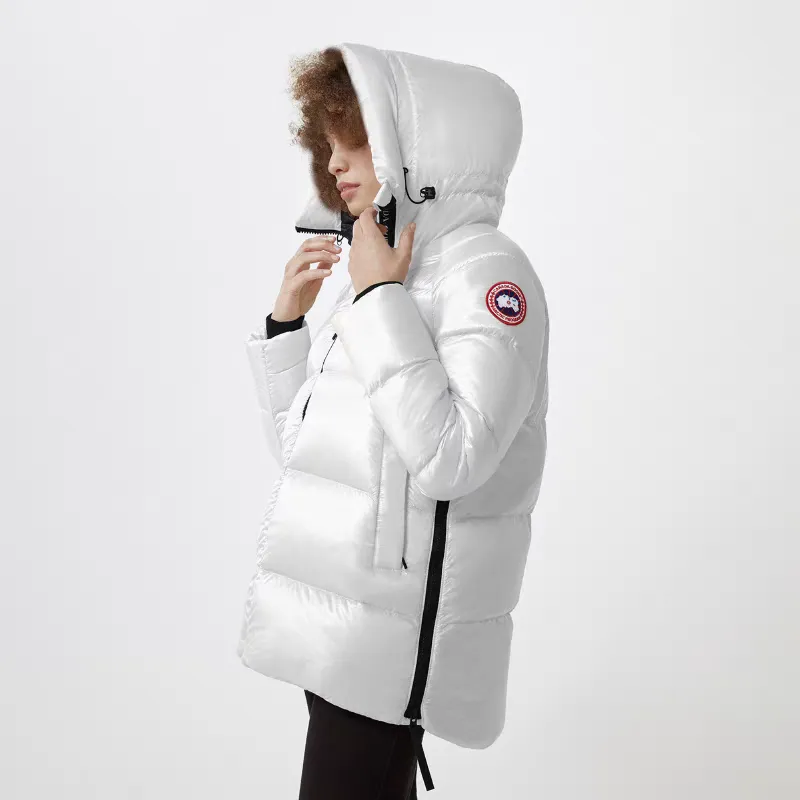 P1060 Big Goose 2239L Women's Puff Bread Jacket [Specially for foreign trade with high quality] Canada Goose Canada Goose Cypress Series Hooded Waterproof, Windproof and Warm Down Jacket Women's The new style of the Cypress series will make you stand out. This down jacket is an ideal winter piece. This style is filled with white duck down. Featuring a thin, channel-filled construction with lightweight fabrics and trim, it feels lightweight and adds warmth. The chin-protecting suede knit stand-up collar is soft and adds comfort. An adjustable down hood with cord closure adds warmth and protection against the elements. The back is designed with the iconic double-stripe black reflective decorative stripes to make you more visible in dim environments. The inner layer has removable elastic straps, making the jacket easy to carry on the shoulder and hands-free. Side zipper gusset dries and breathes when moving. Color: black with red label, silver birch Size: XS-2XL